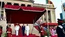 Presiden Jokowi dan Presiden Sri Lanka Maithripala Sirisena saat upacara penyambutan di Presidential Secretariat, Colombo, Sri Lanka, Rabu (24/1). Maithripala berharap siswa Lemhannas dari Sri Lanka ditingkatkan. (Liputan6.com/Pool/Biro Pers Setpres)