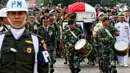 Prajurit TNI membawa peti jenazah istri presiden ke-6 RI Susilo Bambang Yudhoyono (SBY), Ani Yudhoyono di TMP Kalibata, Jakarta, Minggu (2/6/2019). Ani Yudhoyono dimakamkan secara militer. (Liputan6.com/JohanTallo)