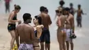 Penduduk setempat menikmati hari di Pantai Ipanema, meskipun ada pembatasan sosial ketat, di Rio de Janeiro, Brasil, Minggu (24/1/2021). Brasil telah mencatat lebih dari 200.000 kematian terkait virus corona Covid-19, angka tertinggi kedua di dunia setelah AS. (AP Photo/Bruna Prado)