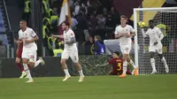 Para pemain AC Milan berselebrasi setelah Alexis Saelemaekers mencetak gol penyeimbang ke gawang Roma dalam laga lanjutan Liga Italia di Stadion Olimpico, Roma, Sabtu (29/3/2023). (AP Photo/Gregorio Borgia)