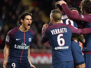 Para pemain Paris Saint-Germain merayakan gol Neymar saat melawan AS Monaco pada lanjutan Ligue 1 di Louis II stadium, Monaco, (26/11/2017). PSG menang 2-1. (AFP/Yann Coatsaliou)