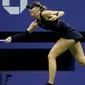 Petenis Rusia Maria Sharapova berusaha membalikan bola petenis Sofia Kenin dari AS saat pertandingan Tunggal Wanita Terbuka 2017 di ASTA Billie Jean King National Tennis Center di New York (1/9). Sharapova menang 7-5 6-2. (AFP Photo/Jewel Samad)