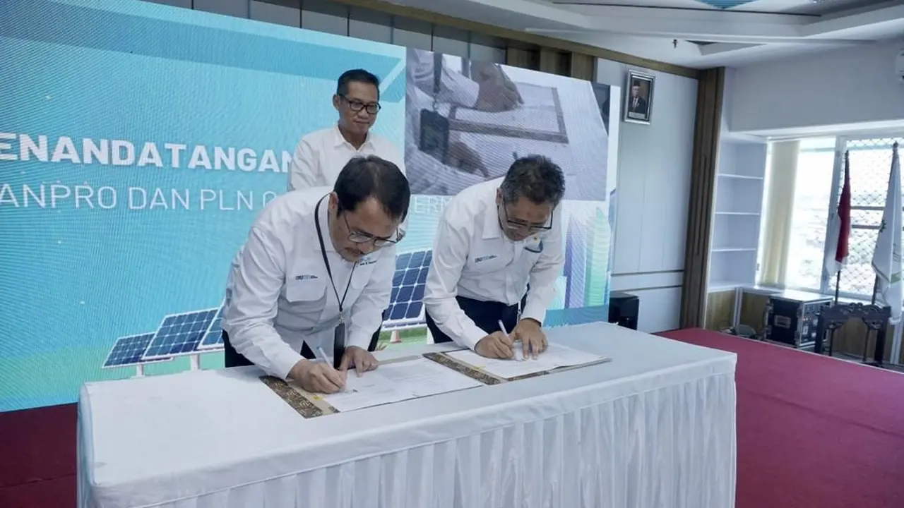Penandatanganan MoU kerja sama antara PLN Pusmanpro dan PLN Gas & Geothermal dilakukan hari Senin, (13/3/2023) di Kantor PLN Pusmanpro yang disaksikan langsung oleh Direktur Manajemen Proyek dan EBT Wiluyo Kusdwiharto. (Dok PLN)