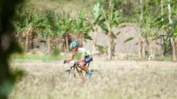 Pebalap sepeda mengikuti kejuaraan Mountain Bike Cross Country Marathon (MTB XCM) di Kawasan Tanjung Lesung, Pandeglang, Banten, Sabtu (29/9). Perhelatan ini dimanfaatkan untuk ajang promosi destinasi pariwisata di Tanjung Lesung. (Liputan6.com/HO/Nick)