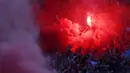 Sejumlah suporter Liverpool menyalakan flare saat merayakan keberhasilan The Reds menjuarai Piala FA di Stadion Wembley. (AP/Ian Walton)