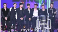 iKON berhasil membawa pulang piala pertama yang diterima dari MelOn Music Awards 2015.