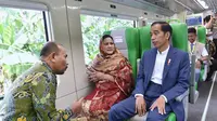 Presiden Jokowi didampingi Ibu Negara Iriana mencoba KA Minangkabau Ekspres, usai meresmikan di Bandara Minangkabau, Padang Pariaman, Sumbar, Senin (21/5) (Foto: Rahmat/Humas Setkab)