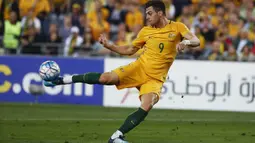 Striker Australia, Tomi Juric, melepaskan tendangan ke gawang Honduras pada laga leg kedua babak play-off Piala Dunia 2018 di Stadion ANZ, Sydney, Rabu (15/11/2017). Australia menang 3-1 atas Honduras. (AP/Daniel Munoz)