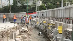 Pekerja menyelesaikan proyek revitalisasi trotoar di kawasan Bundaran Hotel Indonesia, Jakarta, Selasa (24/9/2019). Pemerintah Provinsi (Pemprov) DKI tengah mengebut pembangunan revitalisasi trotoar di sejumlah titik Ibu Kota yang ditargetkan rampung akhir 2019 mendatang. (Liputan6.com/Angga Yuniar)
