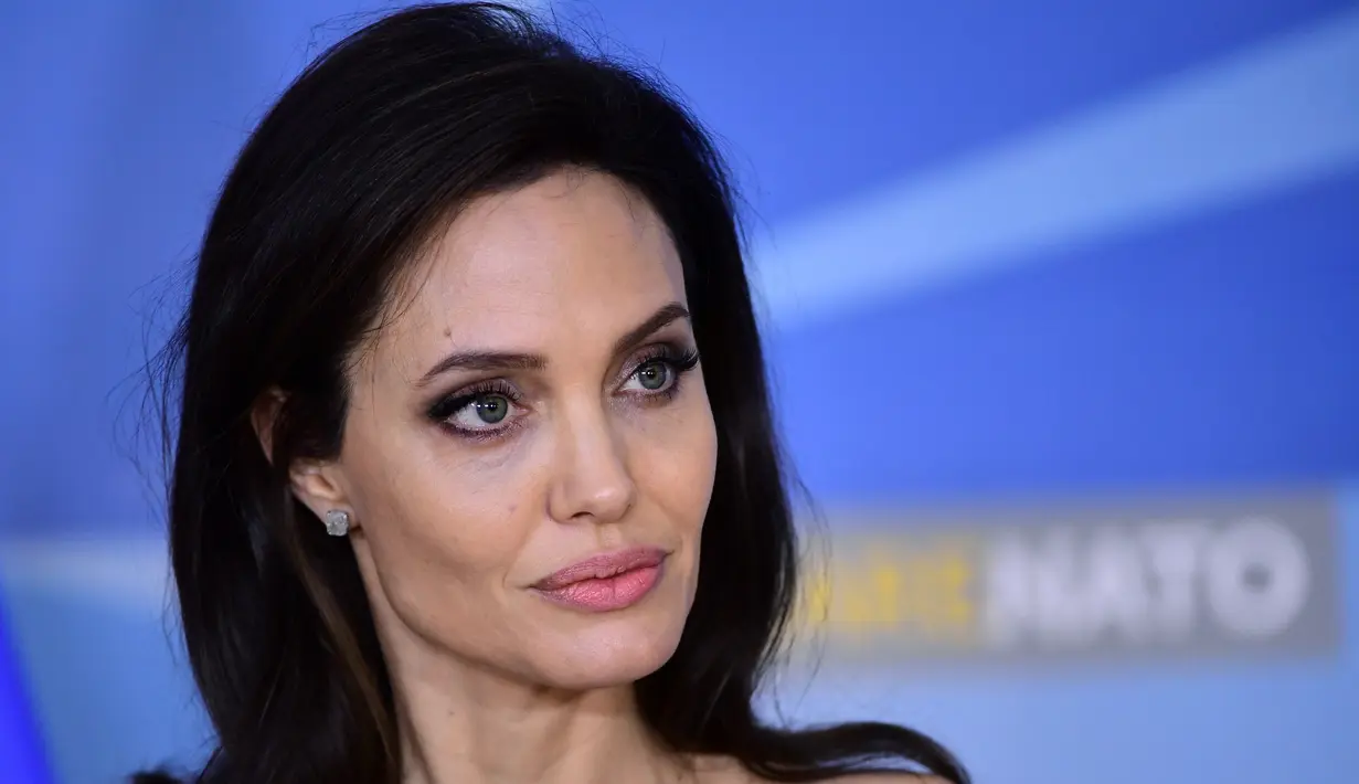 "Angelina mencoba untuk tak memberikan perhatian pada yang dikatakan orang-orang tetangnya," ujar sumber. (EMMANUEL DUNAND  AFP)