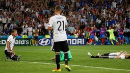 Para pemain Jerman terlihat lemas usai dikalahkan 2-0 oleh Prancis saat Semi Final Piala Eropa 2016 di Stade Velodrome, Marseille, Jumat (8/7). (REUTERS / Darren Staples)