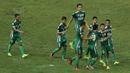 Para pemain PSMS Medan merayakan gol yang dicetak oleh Choiril Hidayat ke gawang Martapura FC pada laga Liga 2 di Stadion Patriot, Bekasi, Senin (13/11/2017). PSMS Medan menang 2-1 atas Martapura FC. (Bola.com/ M Iqbal Ichsan)