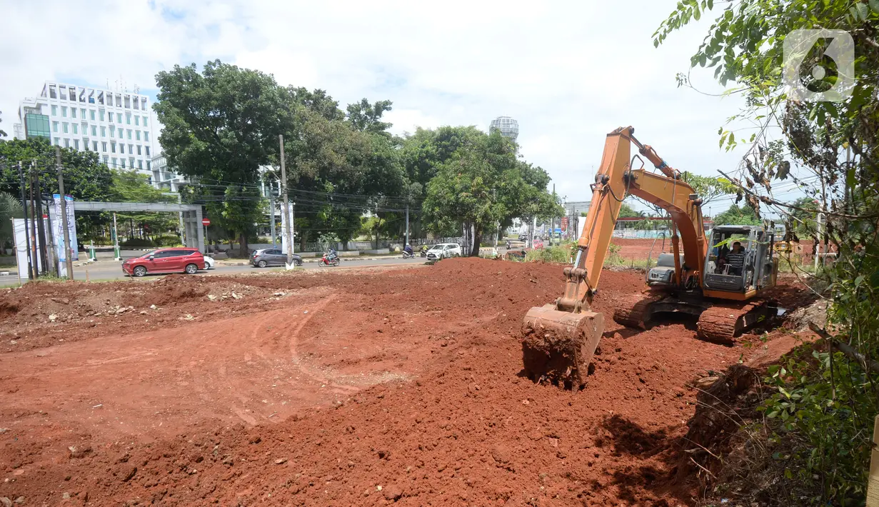 Pekerja mengunakan alat berat meratakan tanah untuk pelebaran jalan dan pembuatan alun-alun di depan Kantor Wali Kota Tangerang Selatan, Banten, Senin (30/11/2020). Pemkot Tangsel rencananya akan membangun alun-alun seluas 20 hektare untuk bisa nampung kegiatan warga. (merdeka.com/Dwi Narwoko)
