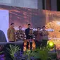 Abah Dindin saat menerima penghargaan dari Menteri Lingkungan Hidup dan Kehutanan Siti Nurbaya