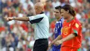 Pelatih Pierluigi Collina berbincang dengan pemain Yunani, Konstantinos Katsouranis (tengah) dan pemain Portugal, Maniche (kanan) pada laga Grup A Euro 2004 di Stadion Dragao, Porto, 12 Juni 2004. (AFP/Dimitar Dilkoff)