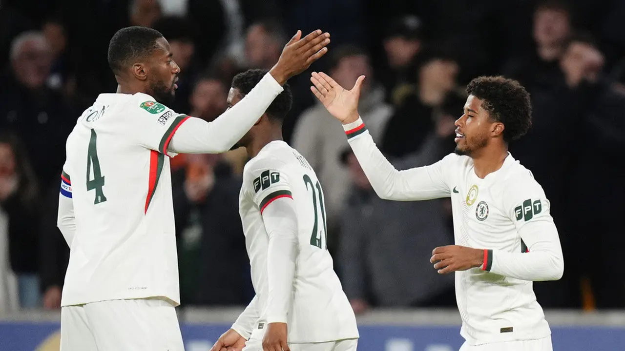 Pemain Chelsea, Andrey Santos, merayakan gol bersama Tosin Adarabioyo