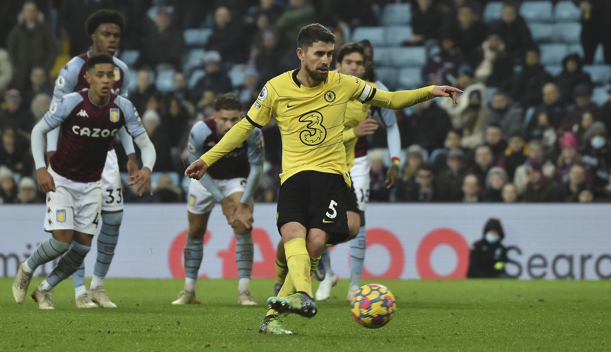 Jorginho. Gelandang Italia berusia 30 tahun yang telah 4 musim berseragam Chelsea baru saja memecahkan rekor Steven Gerrard. Dalam laga kontra Aston Villa yang dibesut Steven Gerrard, ia berhasil membuat 2 gol penalti sehingga ia total telah membuat 10 gol penalti tahun 2021. (AP/Rui Vieira)