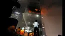 Penampakan Wisma Kosgoro yang mengalami kebakaran, Jakarta, Senin (9/3/2015). Tingginya gedung dan hembusan angin yang kencang membuat api sulit untuk dipadamkan (Twitter.com)