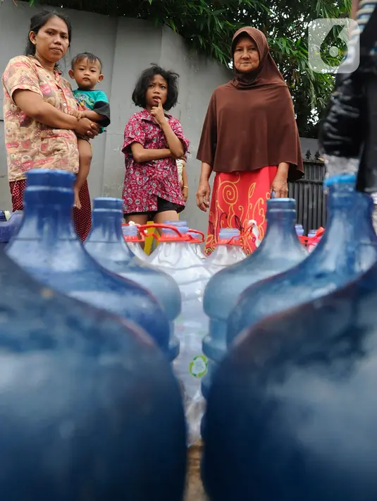 Warga antre mengisi  galon milik mereka saat pendistribusian bantuan air bersih oleh Palang Merah Indonesia (PMI) di RW 10, Cipayung, Kota Depok, Kamis (14/9/2023). (merdeka.com/Arie Basuki)
