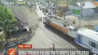 Kecelakaan  terjadi di perlintasan kereta Tirus Kota Tegal, Jawa Tengah, Jumat (13/09/2019),