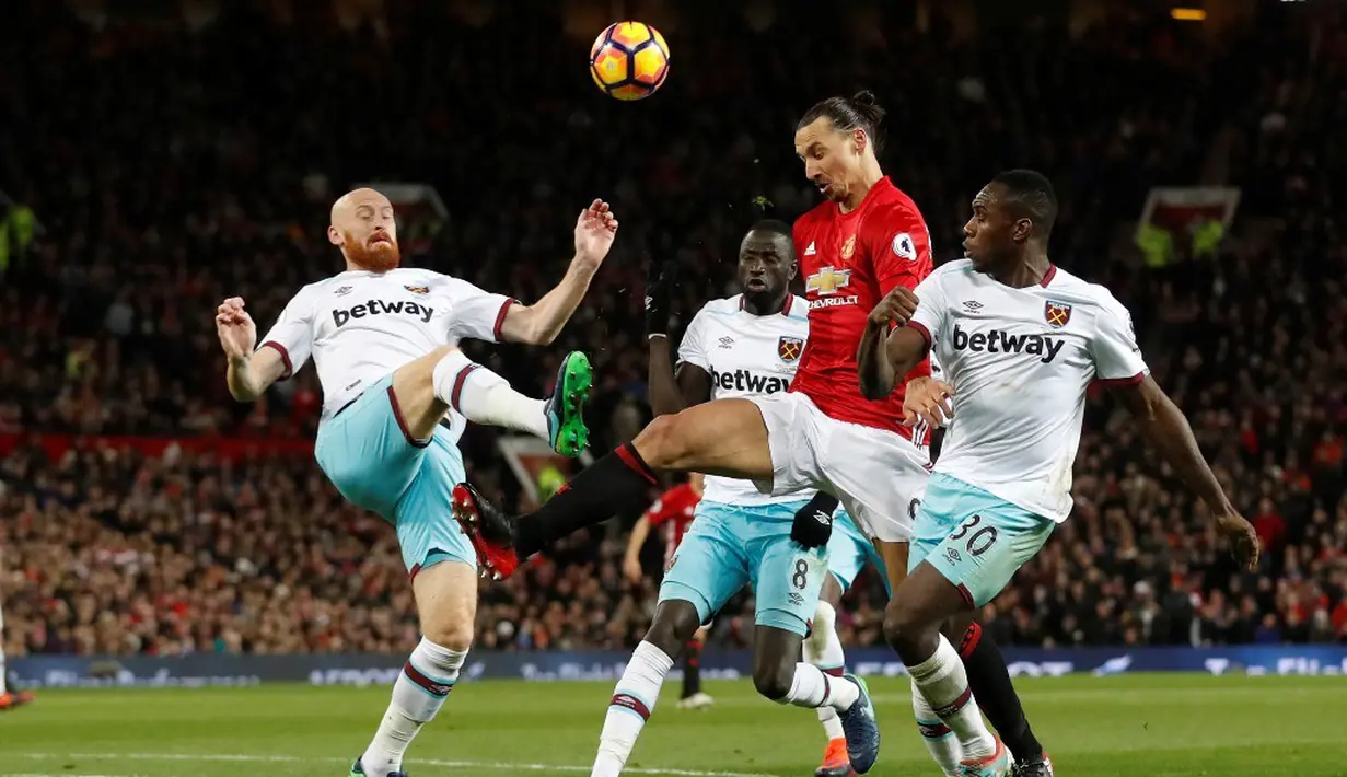 Striker Manchester United, Zlatan Ibrahimovic, berusaha menembus pertahanan West Ham United pada laga pekan ke-13 Premier League di Old Trafford, Minggu (27/11/2016). Zlatan mencetak gol balasan MU. (Action Images via Reuters/Carl Recine)