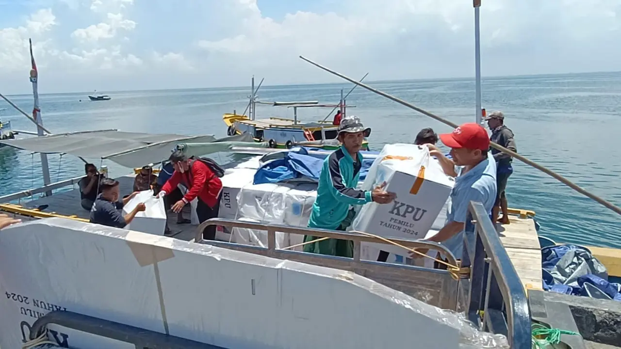 Pendistribusian Logistik Pemilu 2024 ke Pulau Gili Ketapang Probolinggo  (Istimewa)