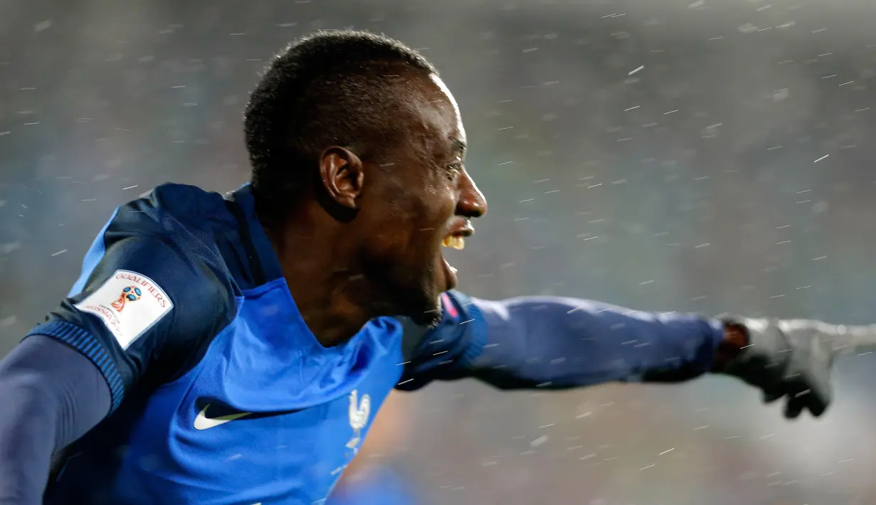 Pemain timnas Prancis, Blaise Matuidi merayakan golnya ke gawang Bulgaria pada laga Kualifikasi Piala Dunia 2018 zona Eropa Grup A di Stadion Vasil Levski, Sabtu (7/10). Gol cepat Blaise Matuidi membawa Les Bleus menang 1-0. (AP Photo)