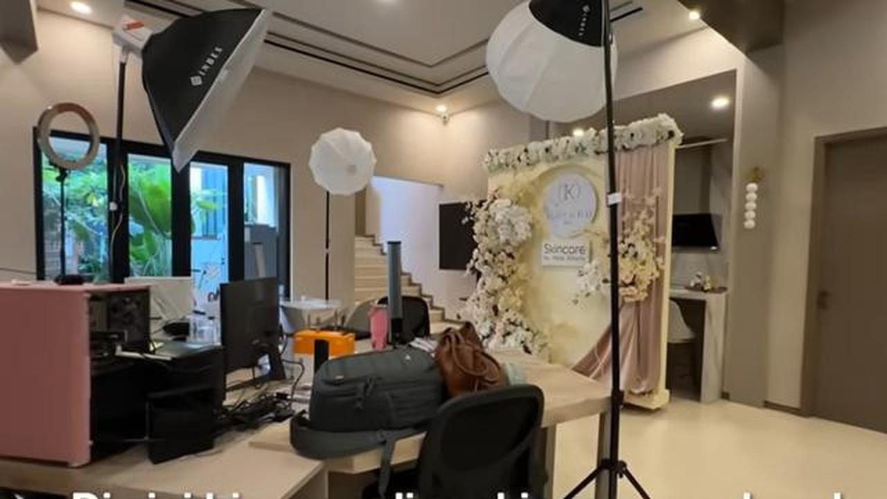 6 Potret Rumah Maia Estianty yang Disulap Jadi Kantor, Modern dan Estetis