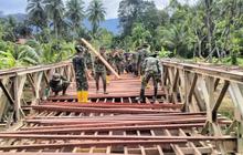 FOTO: TNI AD Lanjutkan Pembangunan Jembatan Darurat di Sumatera Barat