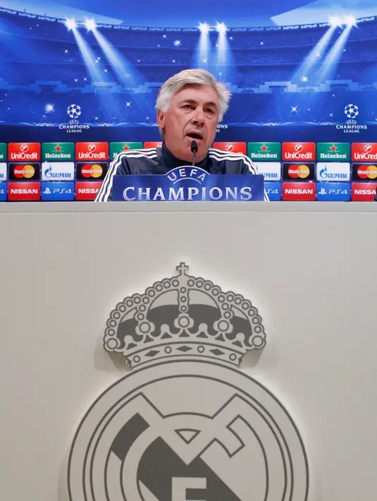 Pelatih Real Madrid, Carlo Ancelotti melakukan jumpa pers jelang laga leg kedua semifinal Liga Champions di Stadion Santiago Bernabeu, Spanyol (12/5/2015). (Reuters/ Juan Medina)