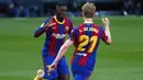 Penyerang Barcelona, Ousmane Dembele, melakukan selebrasi usai mencetak gol ke gawang Real Betis pada laga La Liga di Stadion Camp Nou, Sabtu (7/11/2020). Barca menang dengan skor 5-2.(AP/Joan Monfort)