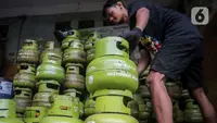 Dari data yang tercatat hingga November 2023, sebanyak 27,8 juta pengguna LPG Tabung 3 Kg telah bertransaksi melalui merchant app Pertamina di penyalur/pangkalan resmi. Untuk memaksimalkan proses pendataan LPG Tabung 3 Kg tersebut, pemerintah mendorong agar para pengguna LPG Tabung 3 Kg yang belum terdata untuk segera mendaftar. (Liputan6.com/Angga Yuniar)