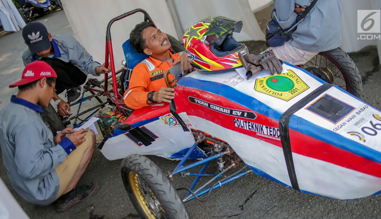 Mahasiswa mengecek kondisi Mobil listrik sebelum dipertandingan dalam ajang pameran IIMS 2019 di JIExpo Kemayoran, Jakarta, Kamis (25/4). Kompetisi yang di ikuti berbagai kampus di Indonesia tersebut untuk mengembangkan kemampuan anak bangsa di bidang teknologi otomotif. (Liputan6.com/Faizal Fanani)