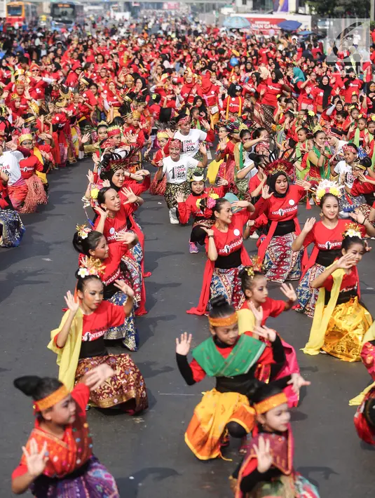 Ribuan penari membawakan 7 tari tradisional dalam rangka HUT ke-73 RI dan Asian Games 2018 saat CFD di Jakarta, Minggu (12/8). Kegiatan yang digagas Yayasan Belantara Budaya Indonesia mengusung tema Tunjukkan Indonesiamu. (Liputan6.com/Fery Pradolo)