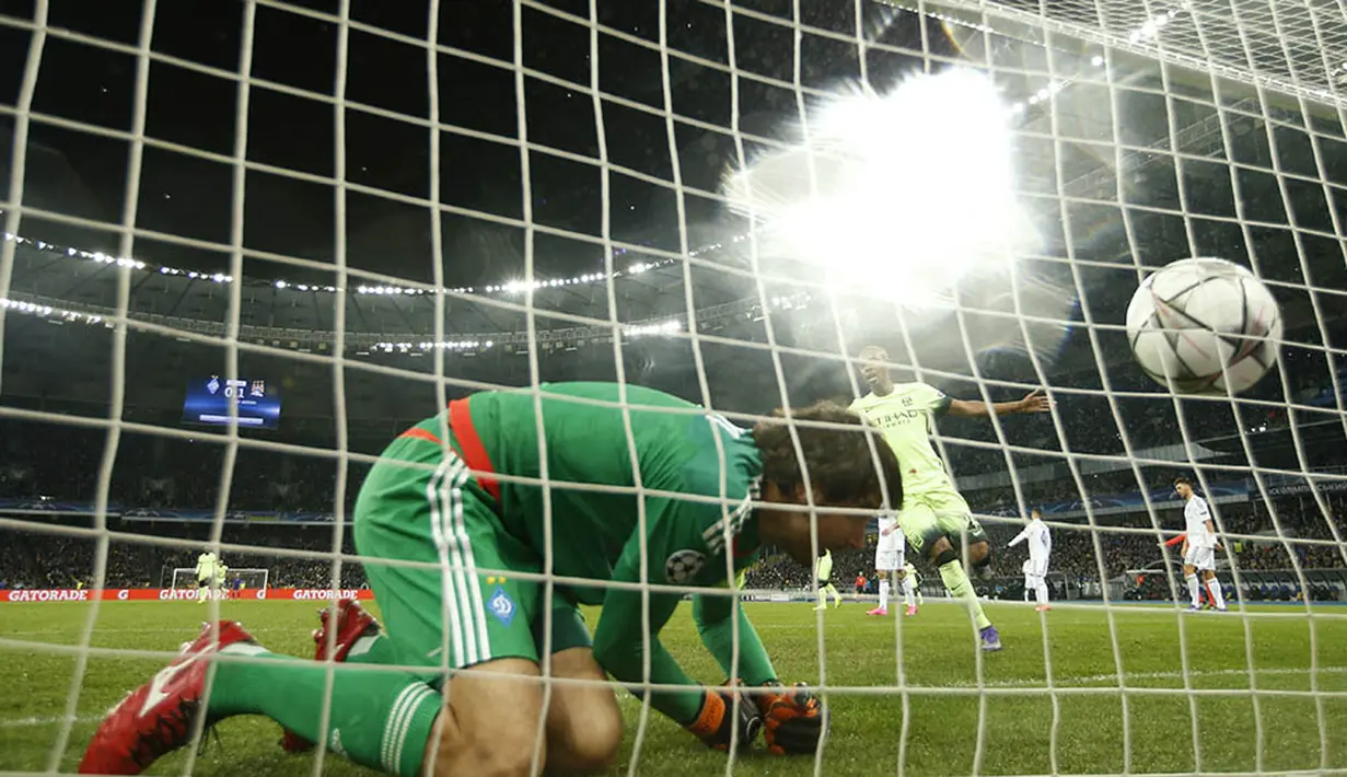 Kiper Dynamo Kiev, Oleksandr Shovkovskiy, tertunduk usai kebobolan saat melawan Manchester City. Gol Yay Toure pada masa injury time memperbesar keunggulan City menjadi 3-1. (Reuters/John Sibley)