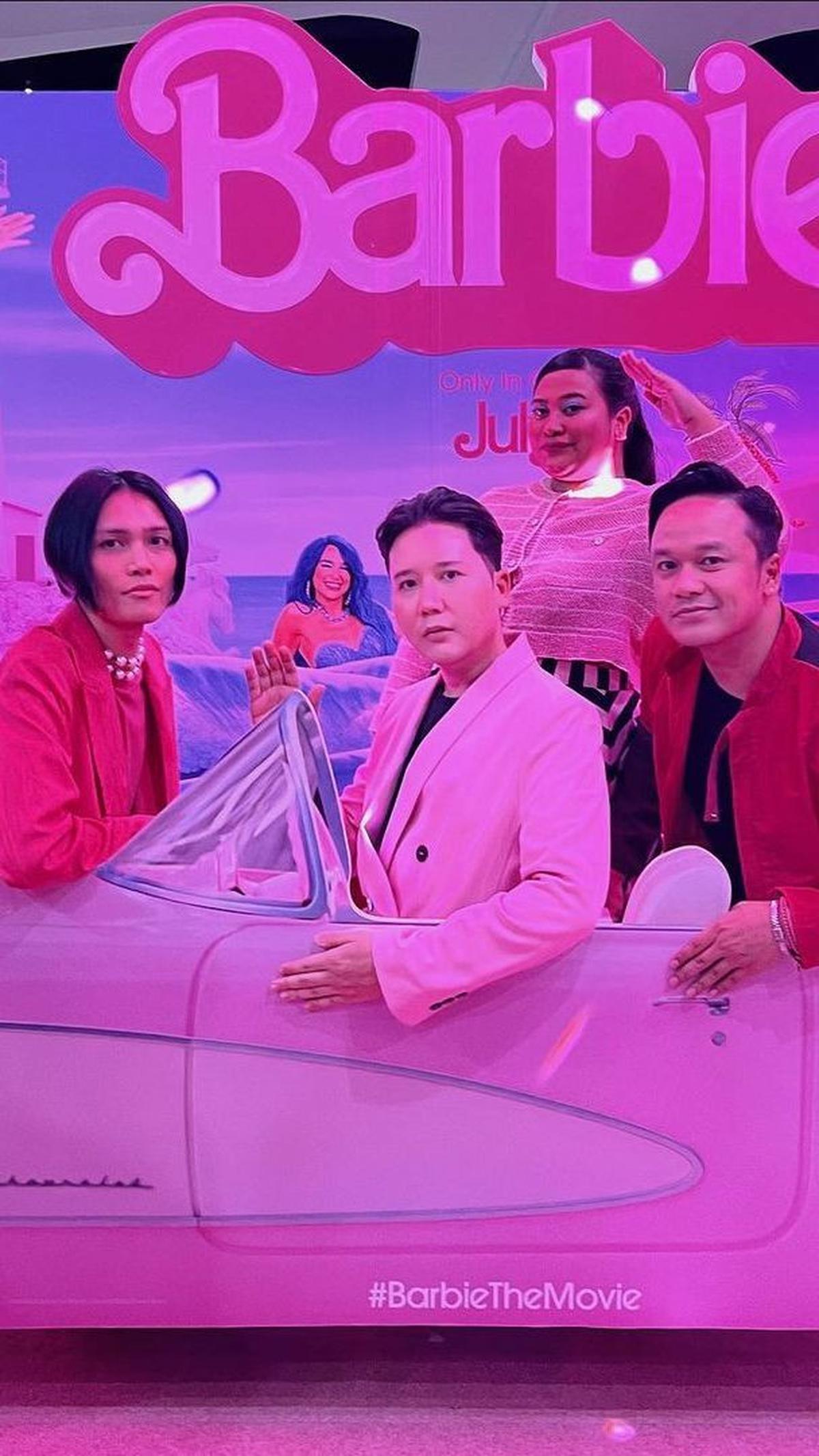 Terakhir, mantan personil boyband Smash, Rangga Moela juga tampak menghadiri premier Barbie. Di atas mobil milik Barbier Rangga memasang wajah fierce dan berfoto dengan teman-temannya.