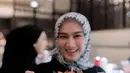 Potret cantik Melody Laksani yang mengenakan outfit hitam memadukan dengan hijab bermotif bunga. "Maaci Mamayu, Lopyu,"  tulis melodylaksani92. [Foto: Instagram/melodylaksani92]