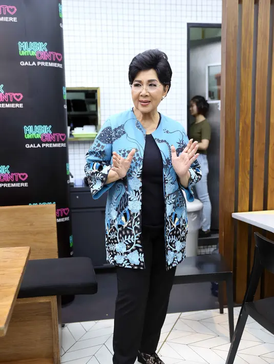 "Selama 13 hari saya menjalani meditasi tidak ada obat, tidak ada lilin, obor dan lainnya," ujar Titiek Puspa usai gala premiere film Musik untuk Cinta, di kawasan Kebayoran Lama, Jakarta Selatan, Senin (6/3). (Nurwahyunan/Bintang.com)