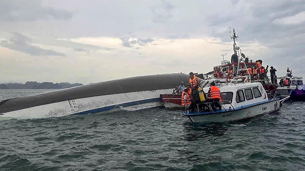 FOTO: Kapal Wisata Terbalik di Teluk Ha Long, 34 Wisatawan Tewas
