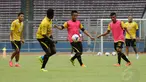 Jelang berlaga melawan Persija pada Minggu (4/5/2014), Arema Cronus menggelar latihan uji lapangan di Stadion GBK Jakarta, (3/4/2014). (Liputan6.com/Helmi Fithriansyah)