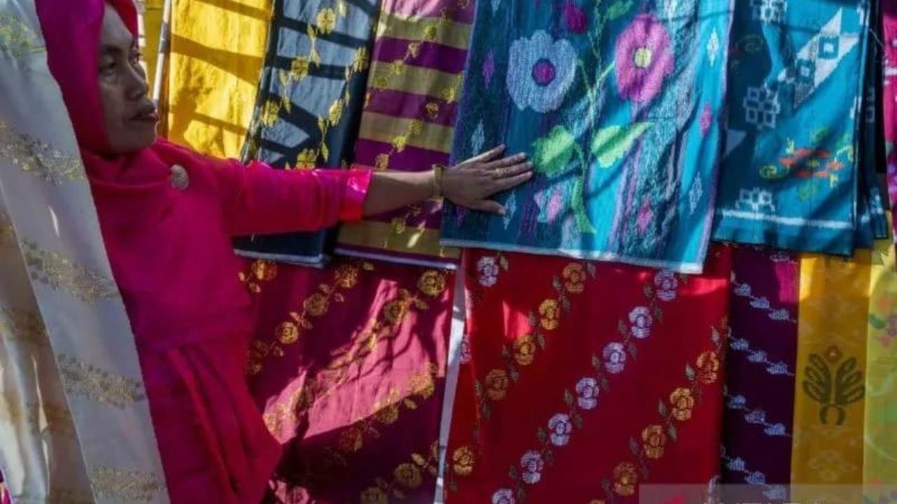 Donggala Siap Mendunia: Pemkab Genjot Kualitas Tenun Sarung Donggala Lewat Pelatihan