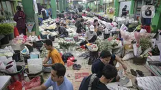 Suasana Pasar Bunga Rawa Belong, Jakarta, Senin (14/2/2022). Perajin buket setempat mengaku permintaan pesanan karangan bunga yang biasa dihadiahkan saat hari kasih sayang atau Valentine Day tersebut menurun. (Liputan6.com/Faizal Fanani)