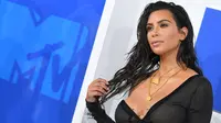 Artis reality TV, Kim Kardashian berpose di karpet merah penghargaan MTV VMA 2016 di New York, Minggu (28/8) malam. Ditemani suaminya, Kanye West, Kim Kardashian datang dengan busana serba hitam. (REUTERS/Eduardo Munoz)