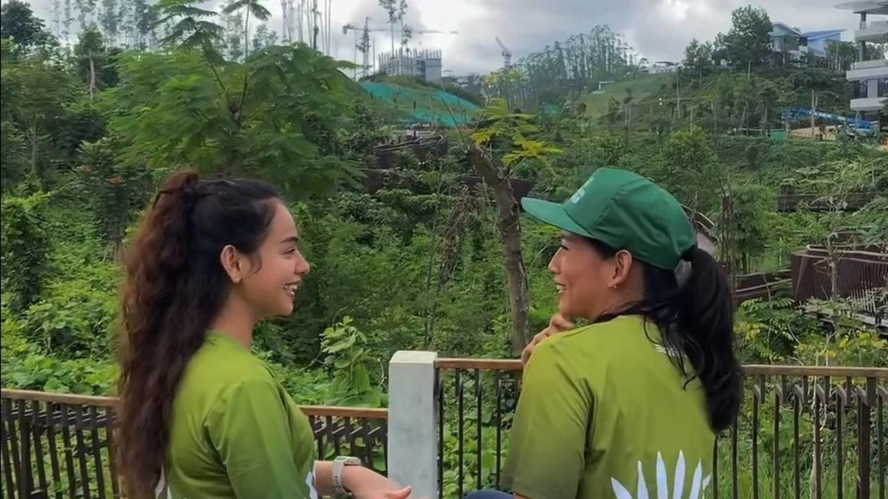 Sahila Hisyam tampak senang bisa mengunjungi IKN, menikmati pemandangan alam di sekitarnya yang masih asri dibandingkan dengan Jakarta.<br>