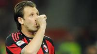 Gaya khas striker AC Milan Antonio Cassano seusai mencetak gol saat melawan Sampdoria dalam lanjutan Serie A di San Siro, Milan, 16 April 2011. AFP PHOTO/OLIVIER MORIN