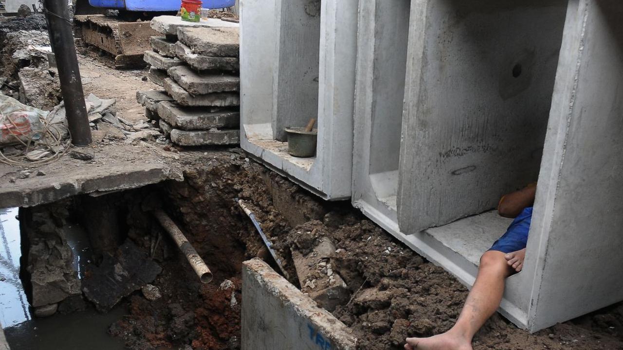 Saat ini pengerjaan sistem drainase tersebut sedang dipercepat&nbsp;proses penyelesaiannya guna mengantisipasi ancaman banjir yang dapat melanda kawasan tersebut di saat musim hujan.