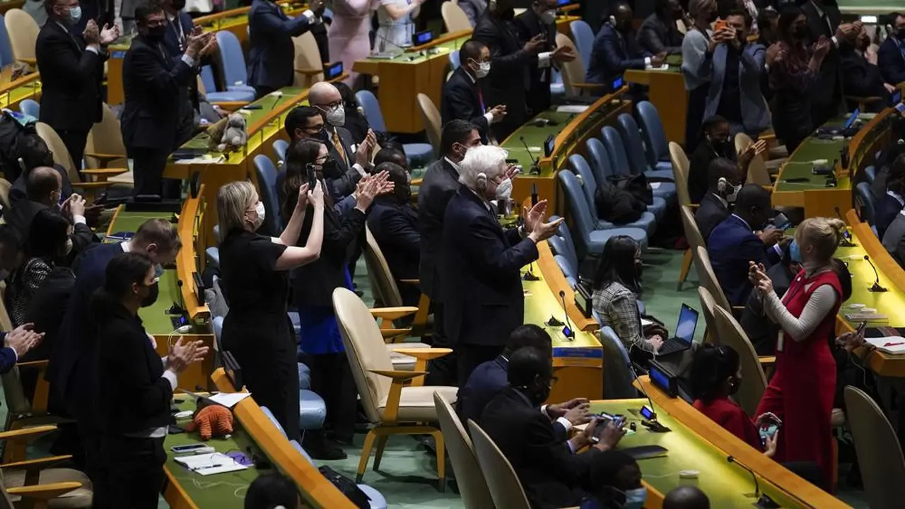 Anggota Perserikatan Bangsa-Bangsa (PBB) berdiri dan bertepuk tangan setelah pemungutan suara mengenai resolusi tentang Ukraina selama pertemuan darurat Majelis Umum di markas pada Rabu, 2 Maret 2022. (AP Photo/Seth Wenig)