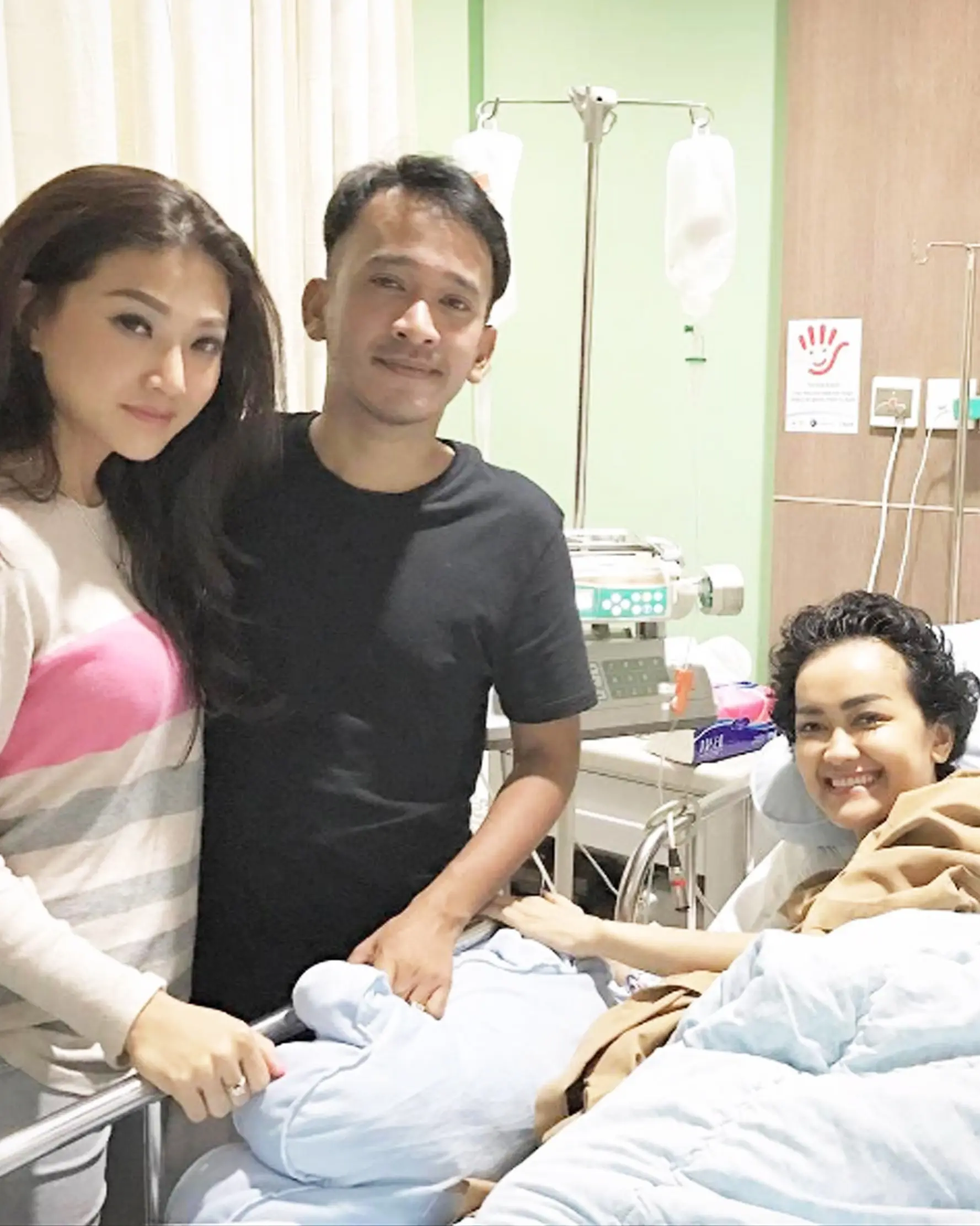 Julia Perez berpose dengan Ruben Onsu dan Istrinya Sarwendah di RSCM, Jakarta. Artis yang kerap disapa Jupe itu menghembuskan napas terakhir di Rumah Sakit Cipto Mangunkusumo (RSCM), pada Sabtu 10 Juni 2017. (Instagram/ juliaperrezz)