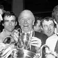 Legenda sepak bola Sir Matt Busby mengumumkan pensiun sebagai manajer Manchester United pada akhir musim atau hari terakhir Piala FA pada 26 April 1969 (AP).