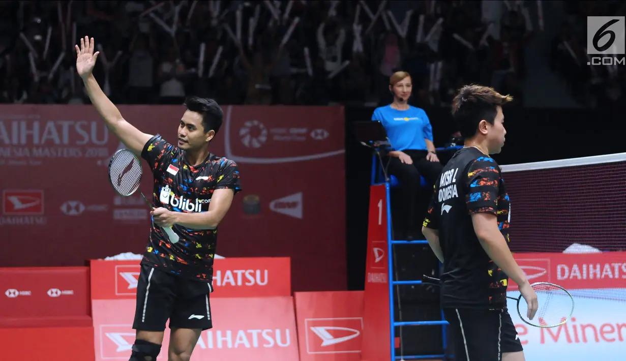Ganda campuran Indonesia, Tontowi Ahmad/Liliyana Natsir usai mengalahkanZhang Nan/ LIU Xuanxuan (China) di perempat final Indonesia Masters 2018 di Istora Senayan, Jumat (26/1). Tontowi/Liliyana unggul 21-18 21-19. (Liputan6.com/Helmi Fithriansyah)